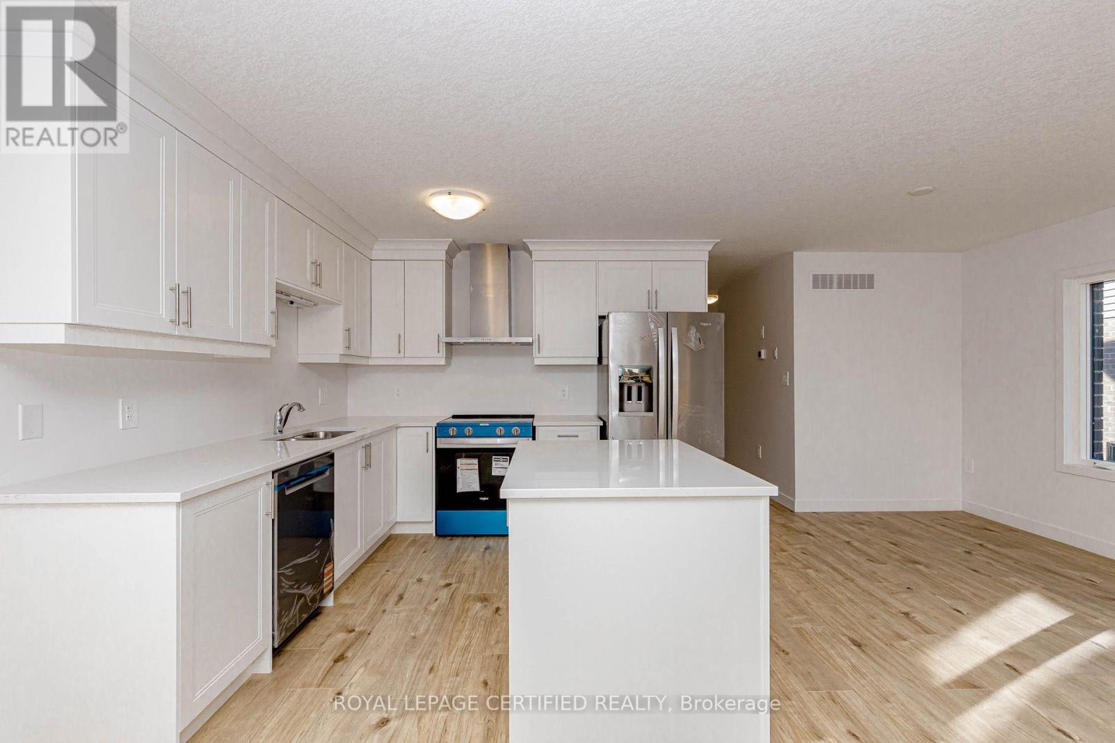 26 Oak Forest Common Crescent Property Photo 10