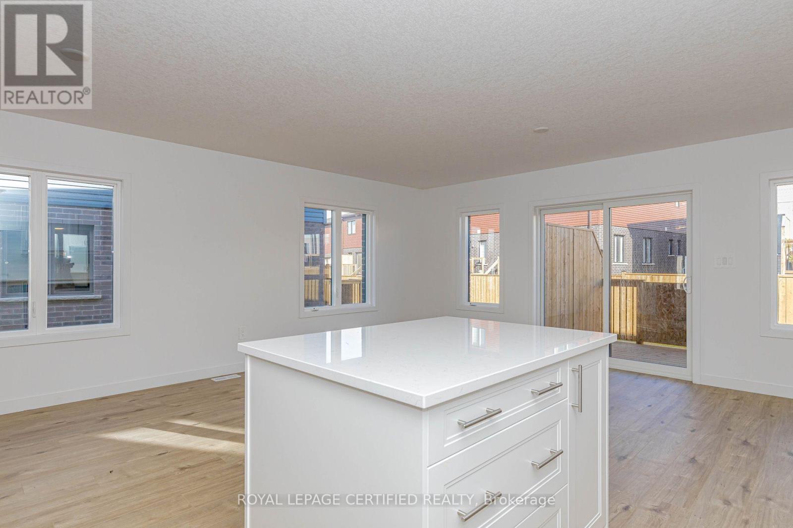 26 Oak Forest Common Crescent Property Photo 14
