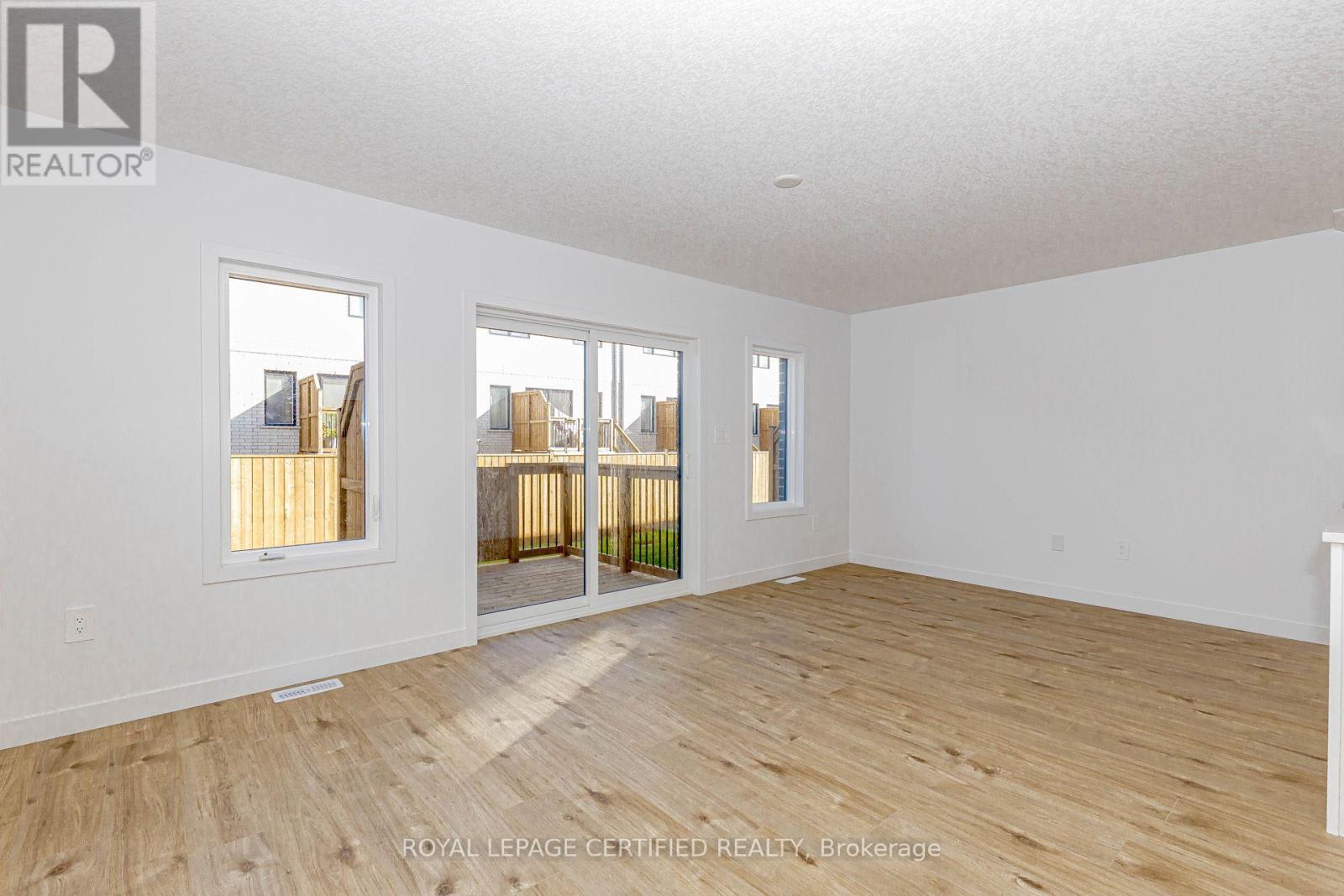 26 Oak Forest Common Crescent Property Photo 15