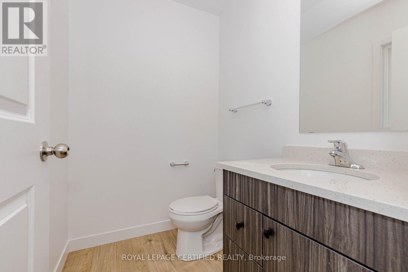 26 Oak Forest Common Crescent Property Photo 17