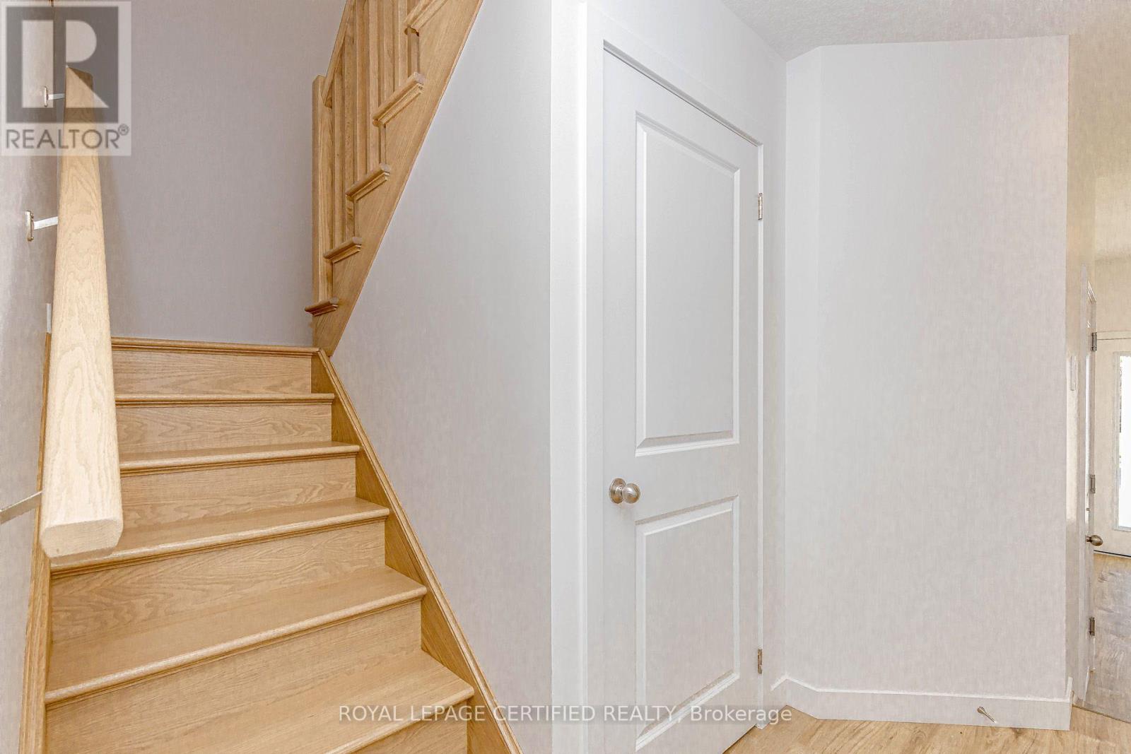 26 Oak Forest Common Crescent Property Photo 18