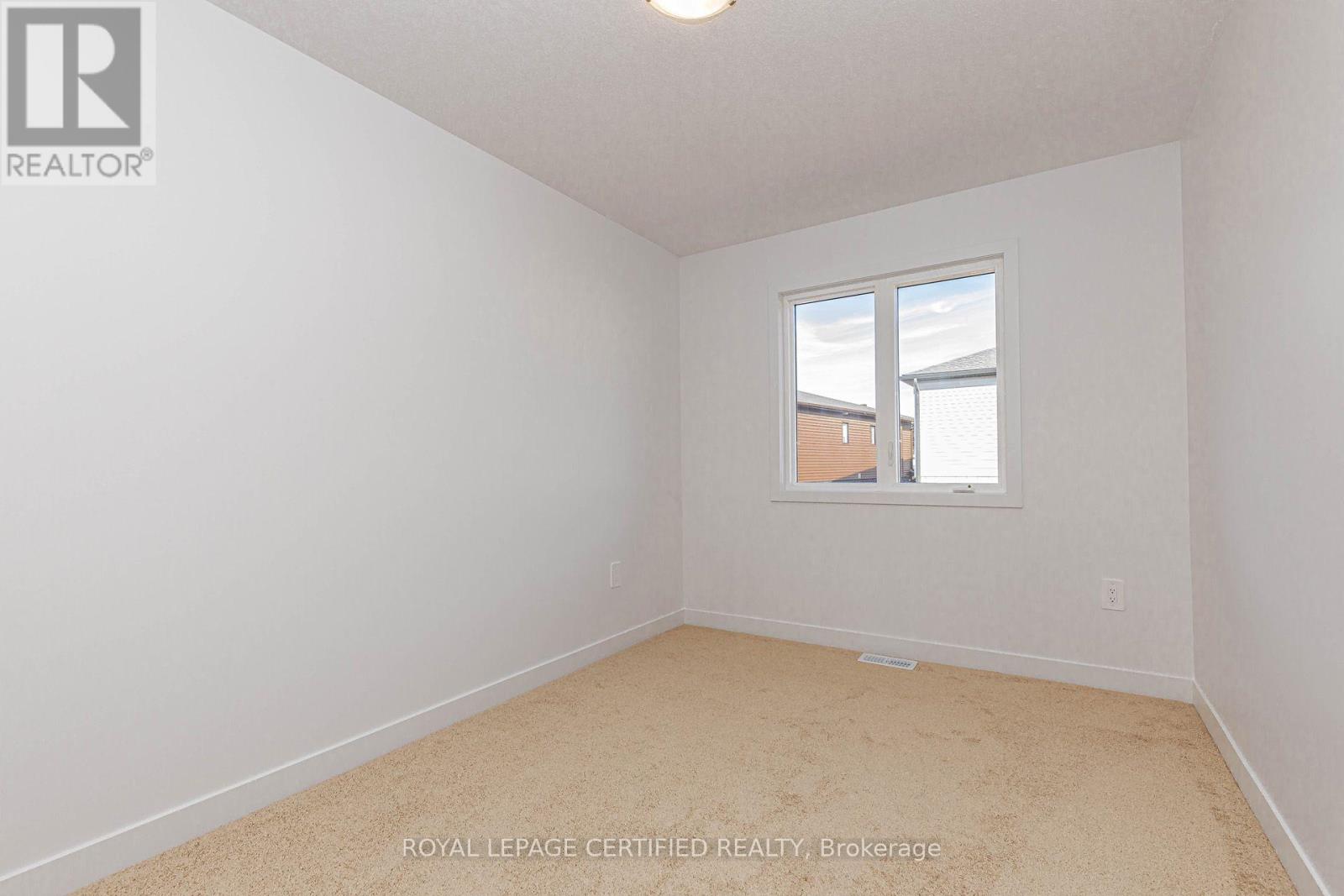 26 Oak Forest Common Crescent Property Photo 29