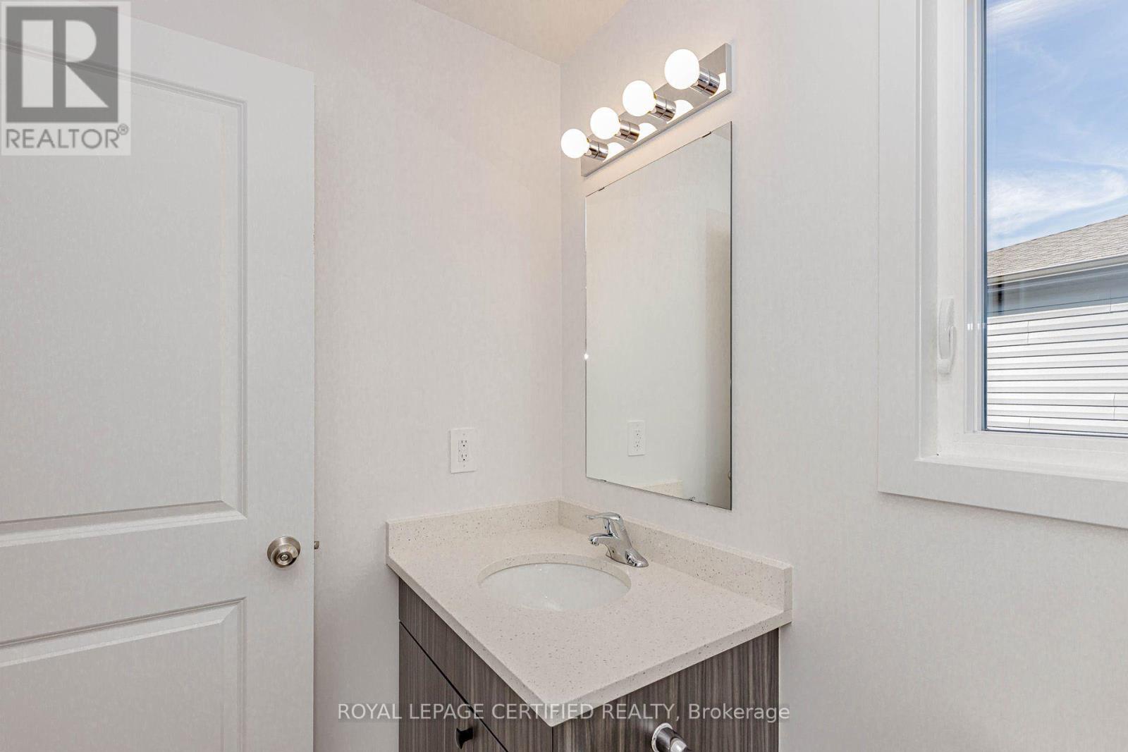 26 Oak Forest Common Crescent Property Photo 34