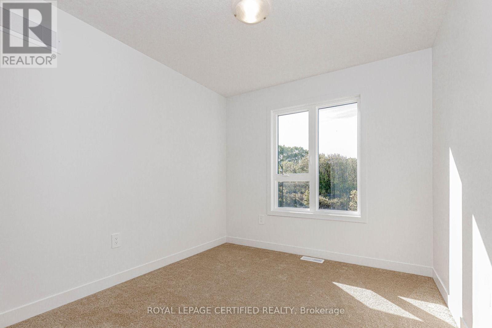 26 Oak Forest Common Crescent Property Photo 37