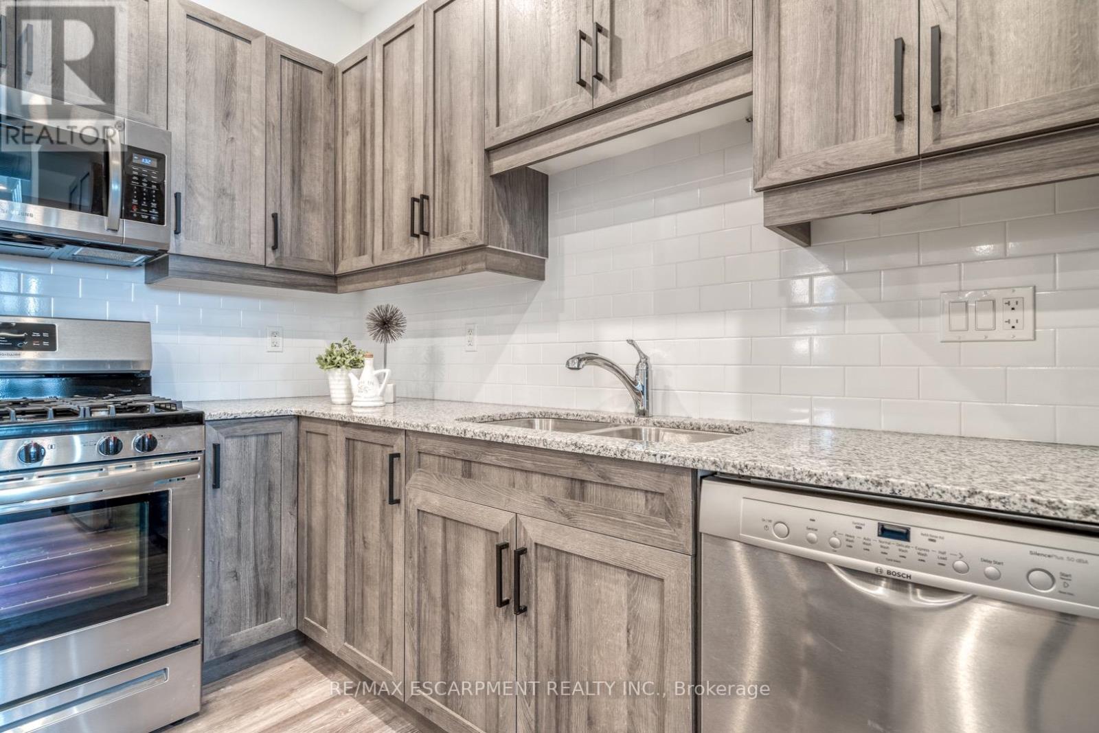 52 Barton Street E Property Photo 2