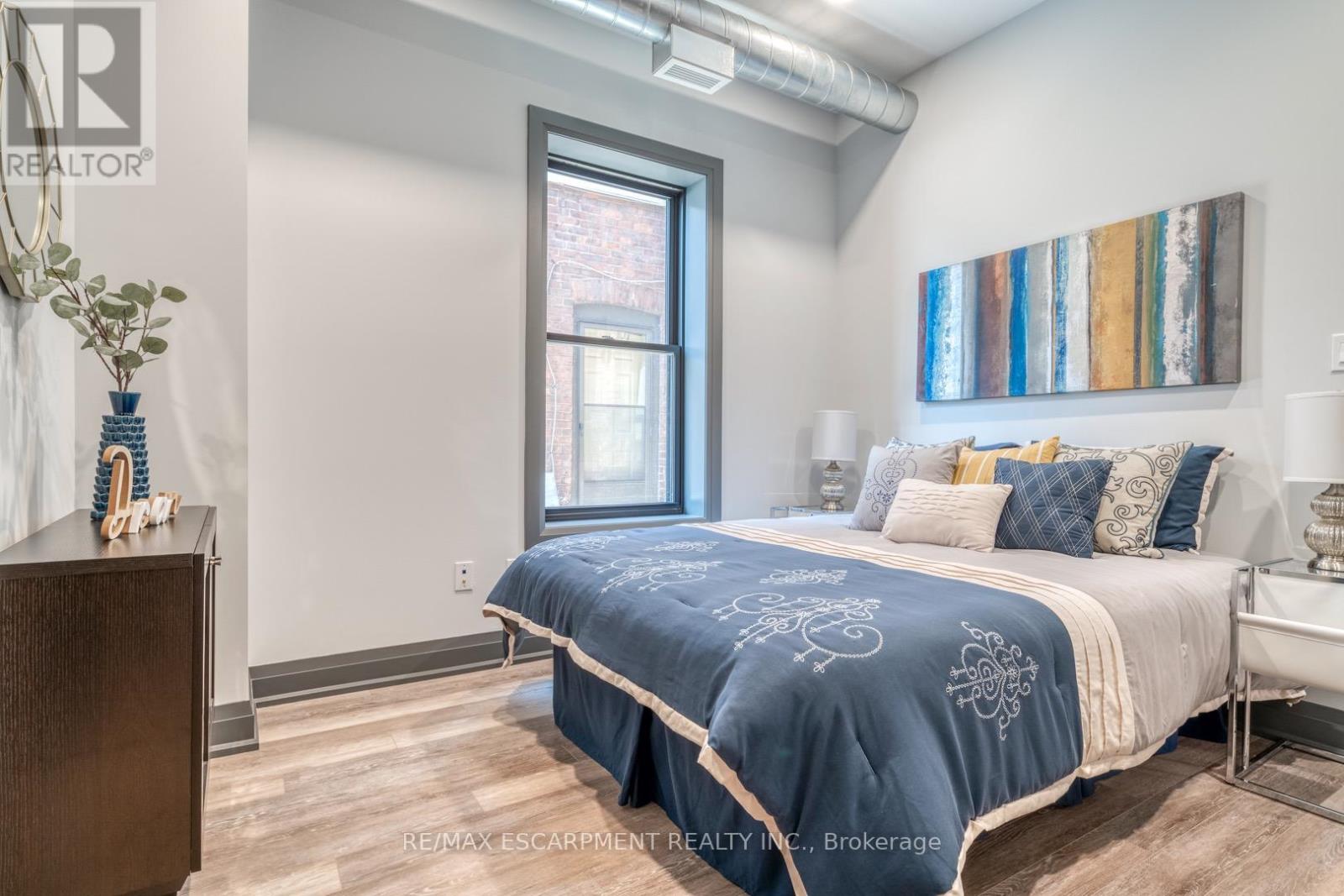 52 Barton Street E Property Photo 3