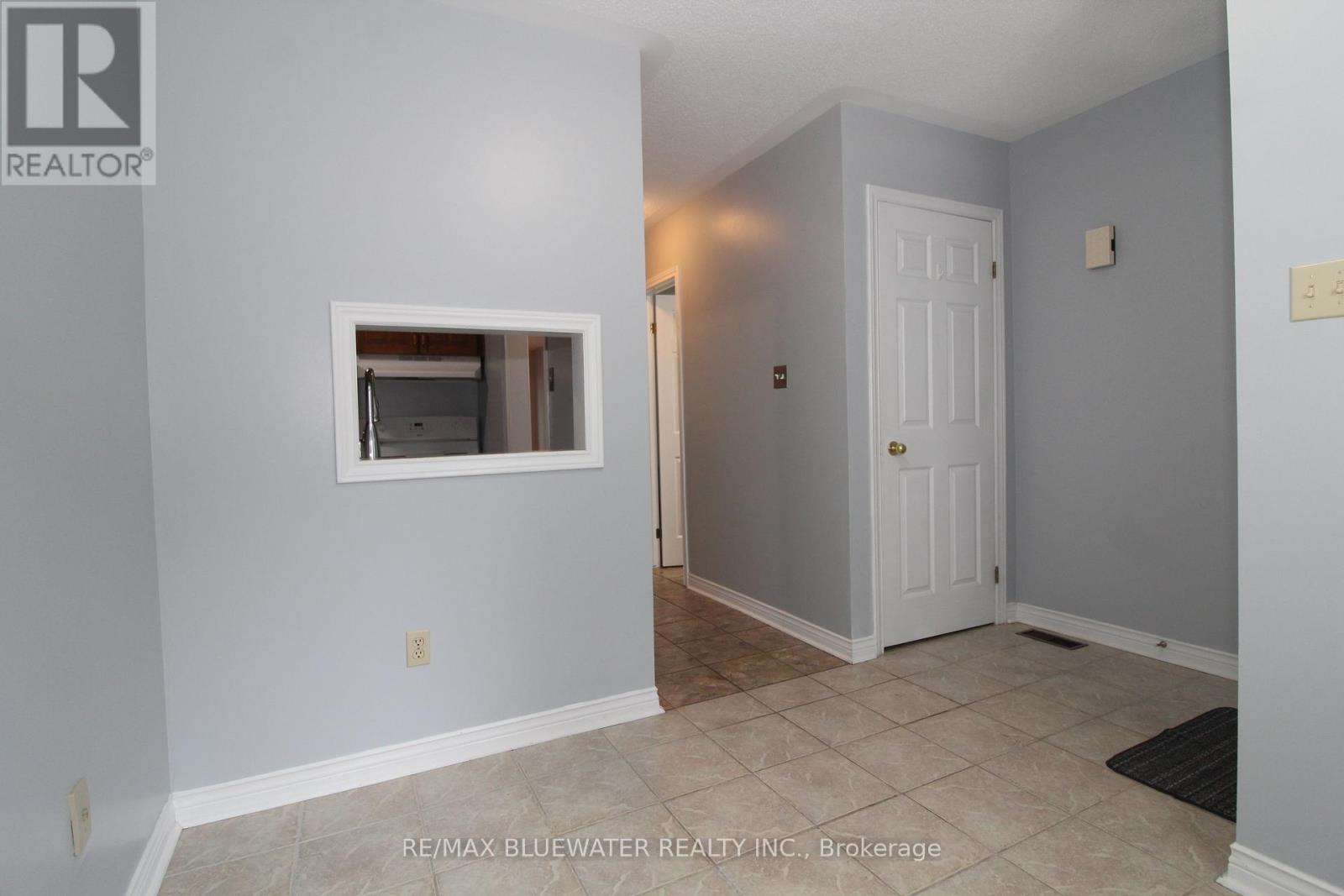 7 - 48 Ontario Street S Property Photo 8