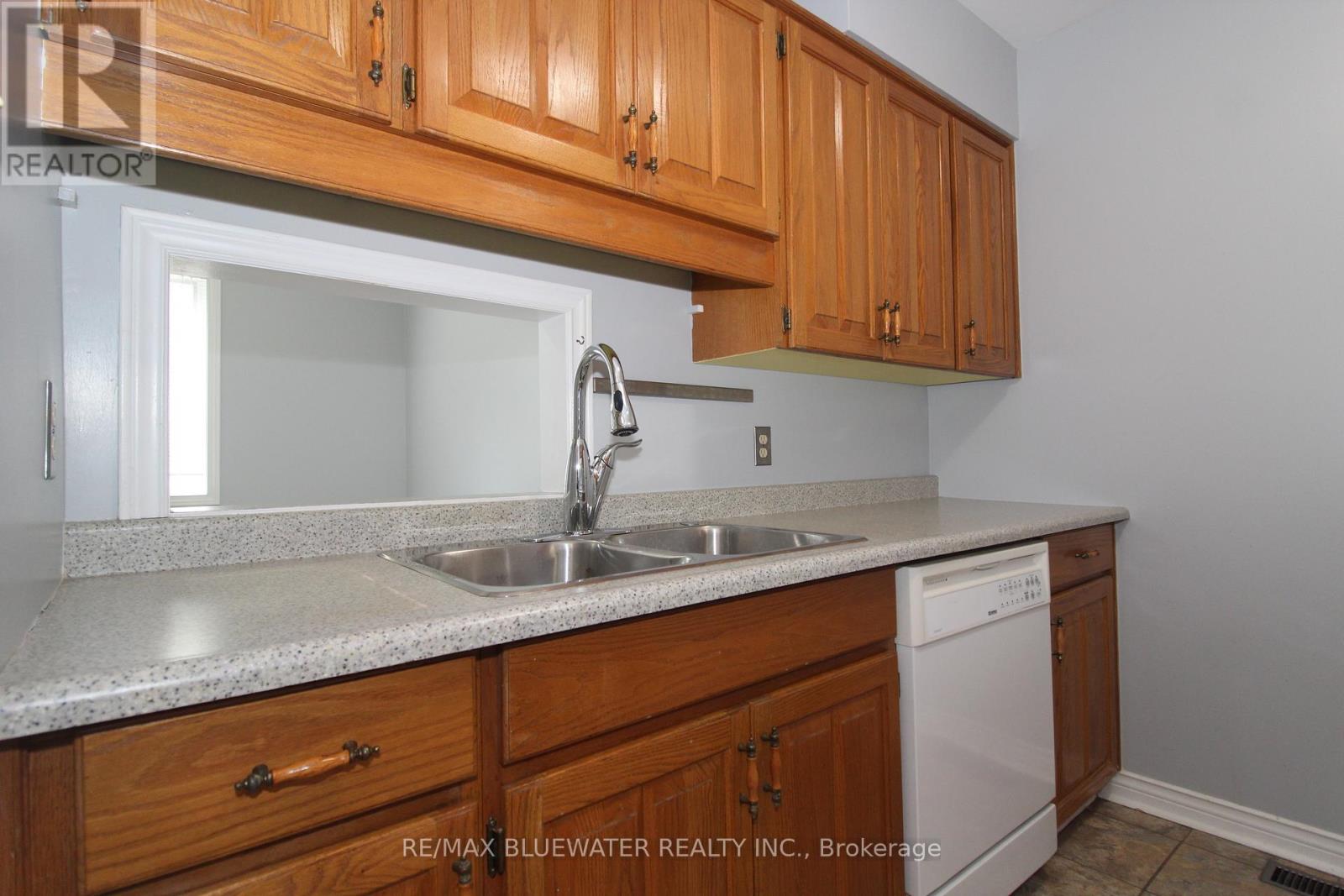 7 - 48 Ontario Street S Property Photo 9