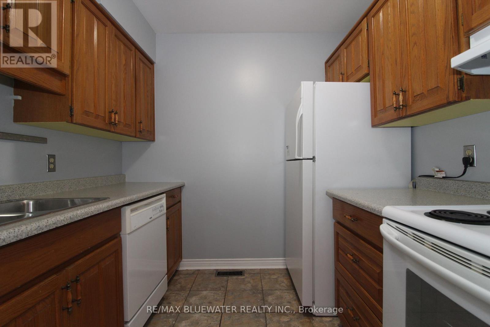 7 - 48 Ontario Street S Property Photo 10