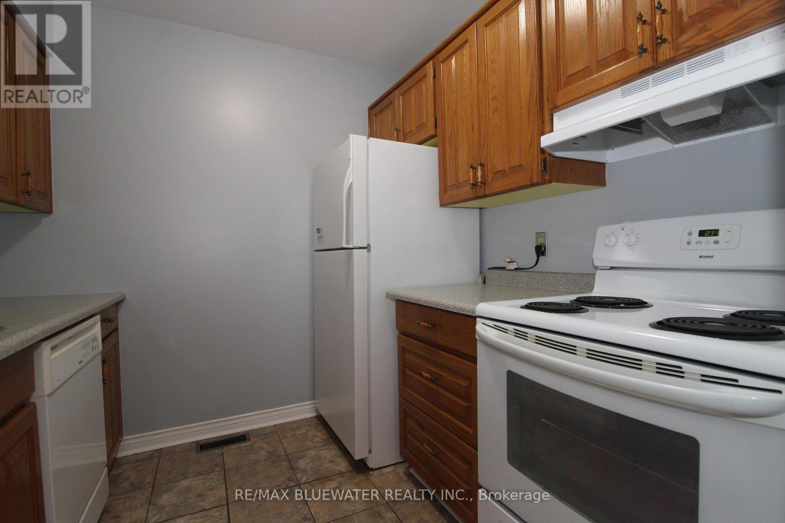 7 - 48 Ontario Street S Property Photo 11