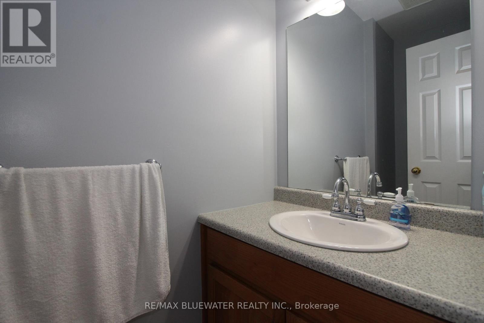 7 - 48 Ontario Street S Property Photo 12