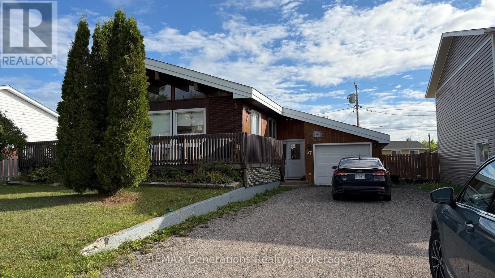 37 SOUTHRIDGE CRESCENT N Property Photo 1