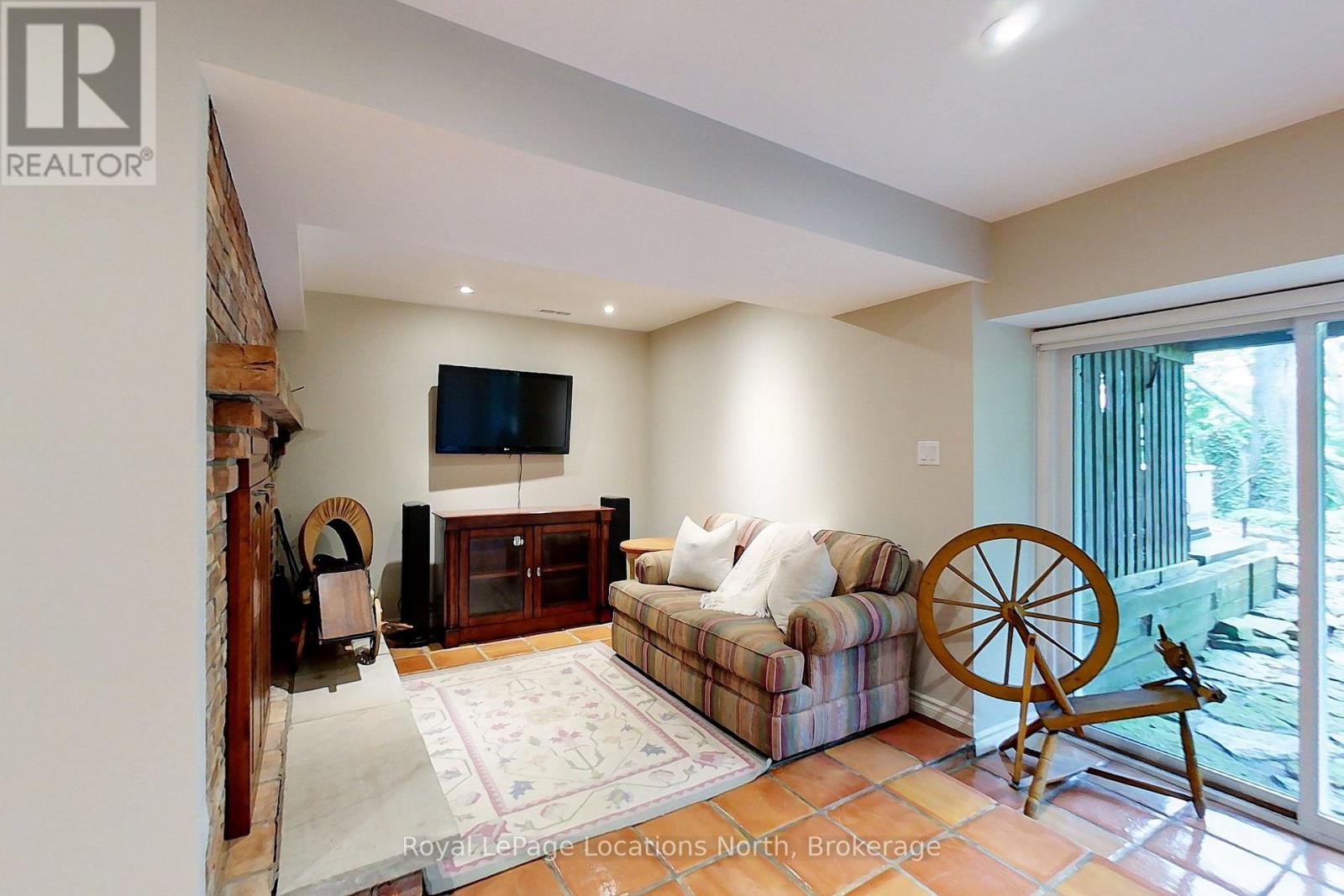 40 Alice Street E Property Photo 23