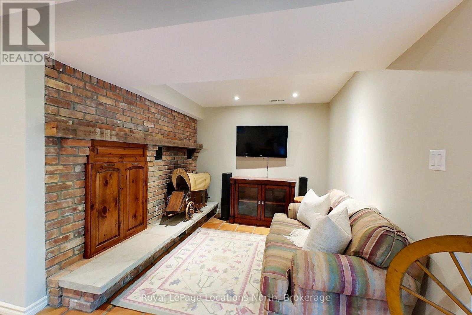 40 Alice Street E Property Photo 24