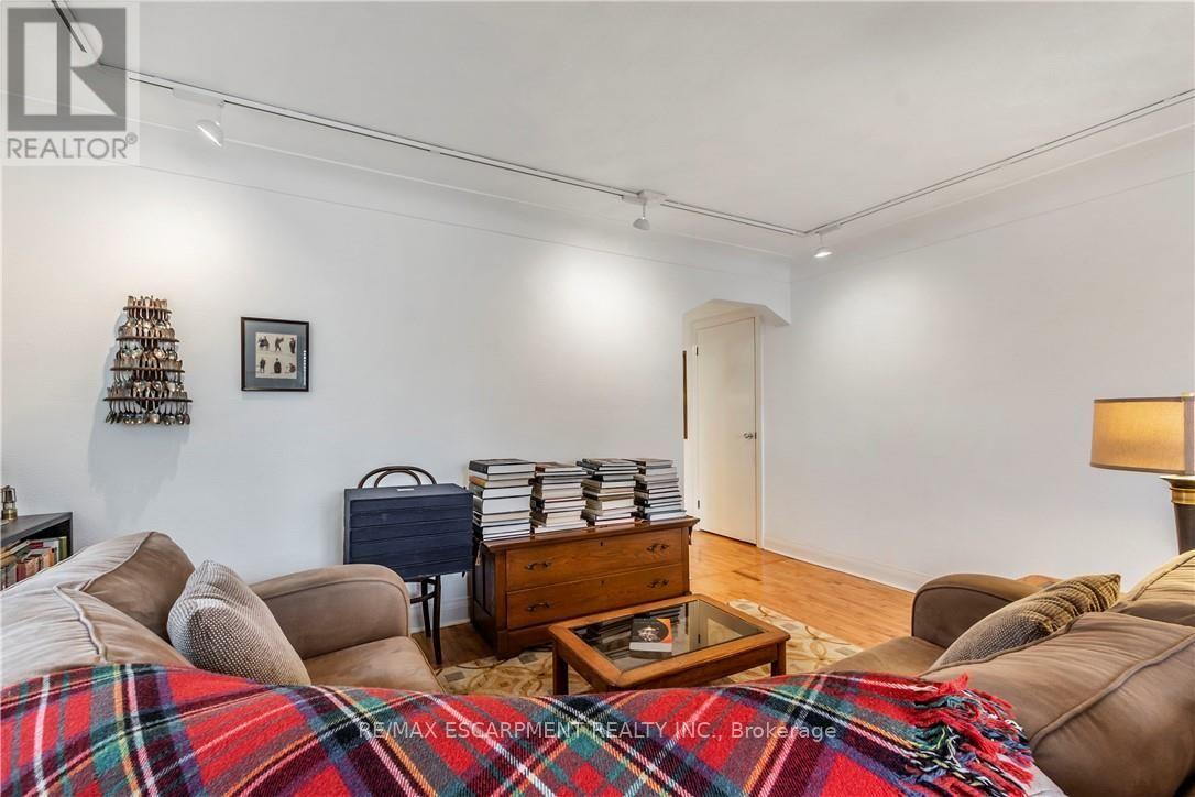 13 Mcmaster Avenue Property Photo 16