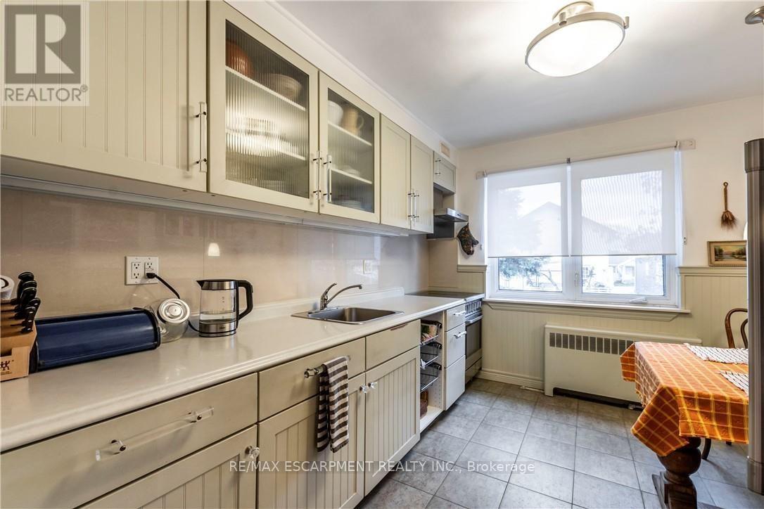 13 Mcmaster Avenue Property Photo 18
