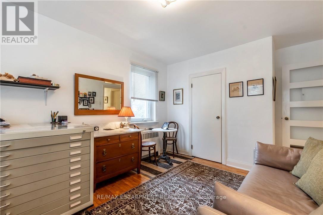 13 Mcmaster Avenue Property Photo 23