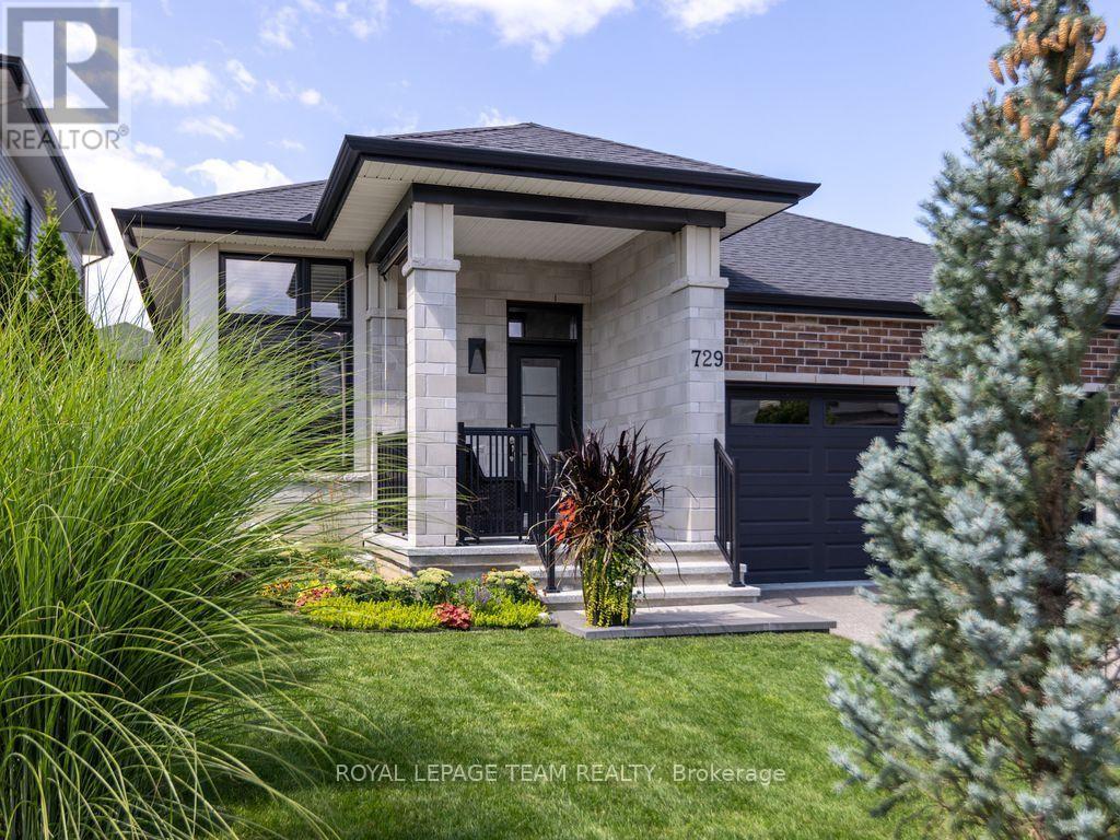 729 Carnelian Crescent Property Photo 2