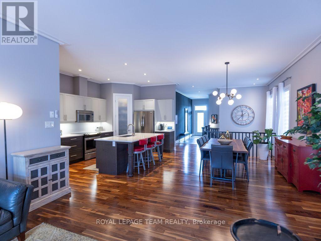 729 Carnelian Crescent Property Photo 11