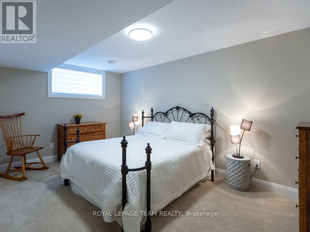 729 Carnelian Crescent Property Photo 23