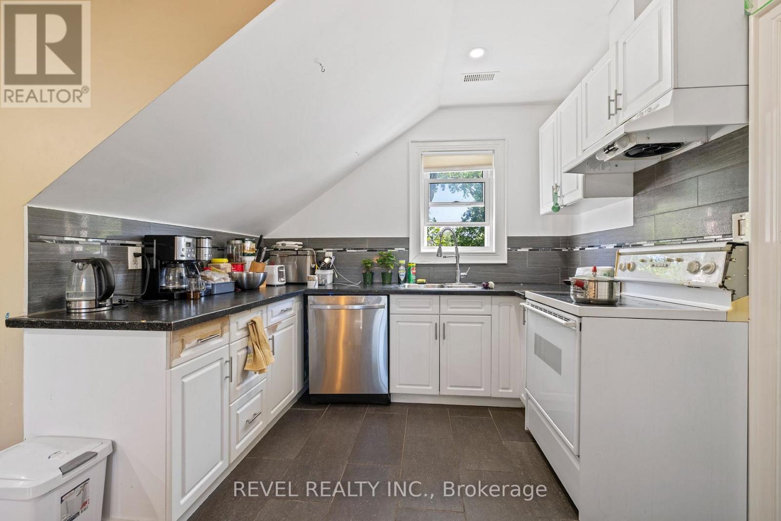 54 Chestnut Street E Property Photo 27