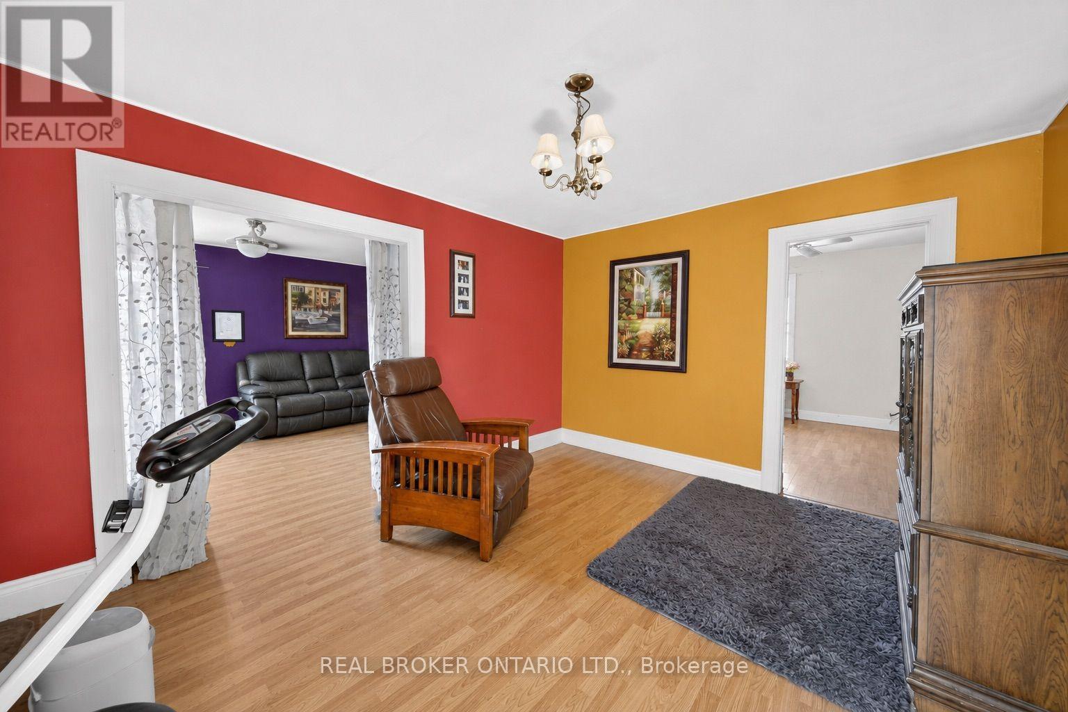 1523 Main Street E Property Photo 18