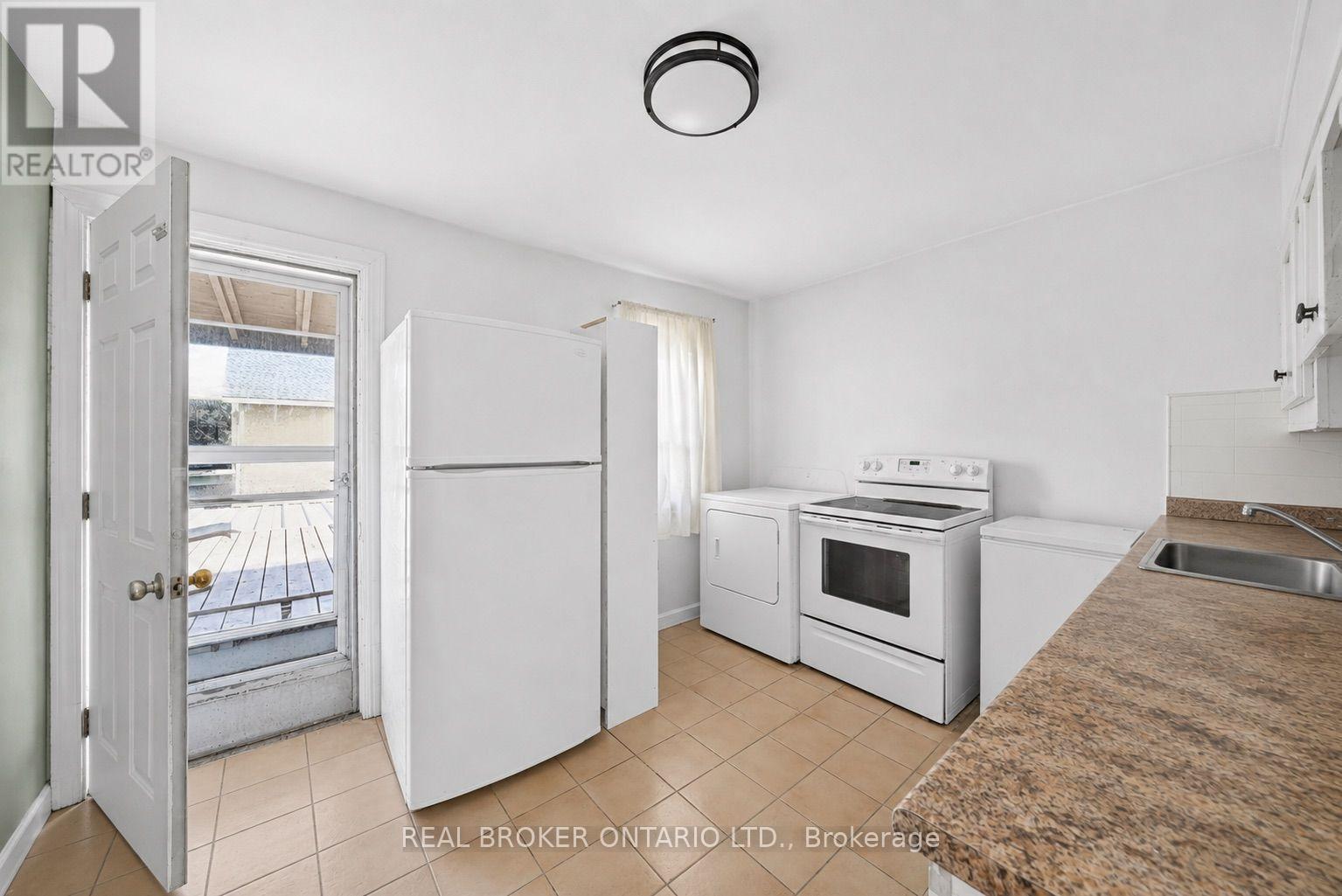 1523 Main Street E Property Photo 21
