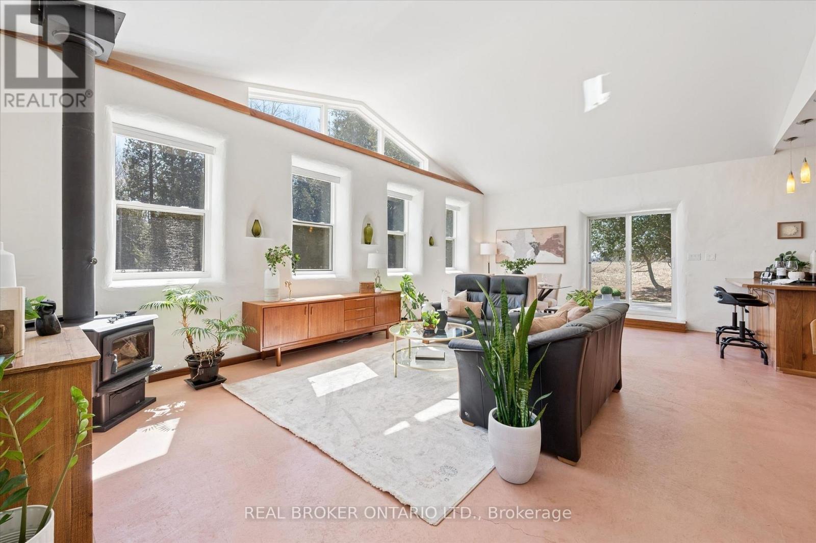 5578 11th Line Property Photo 2