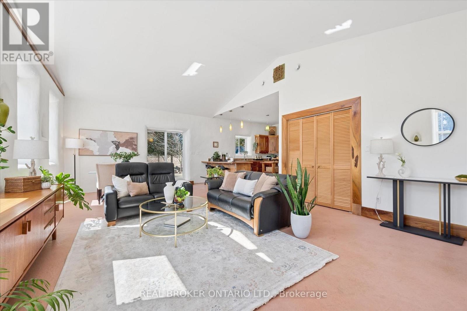 5578 11th Line Property Photo 3