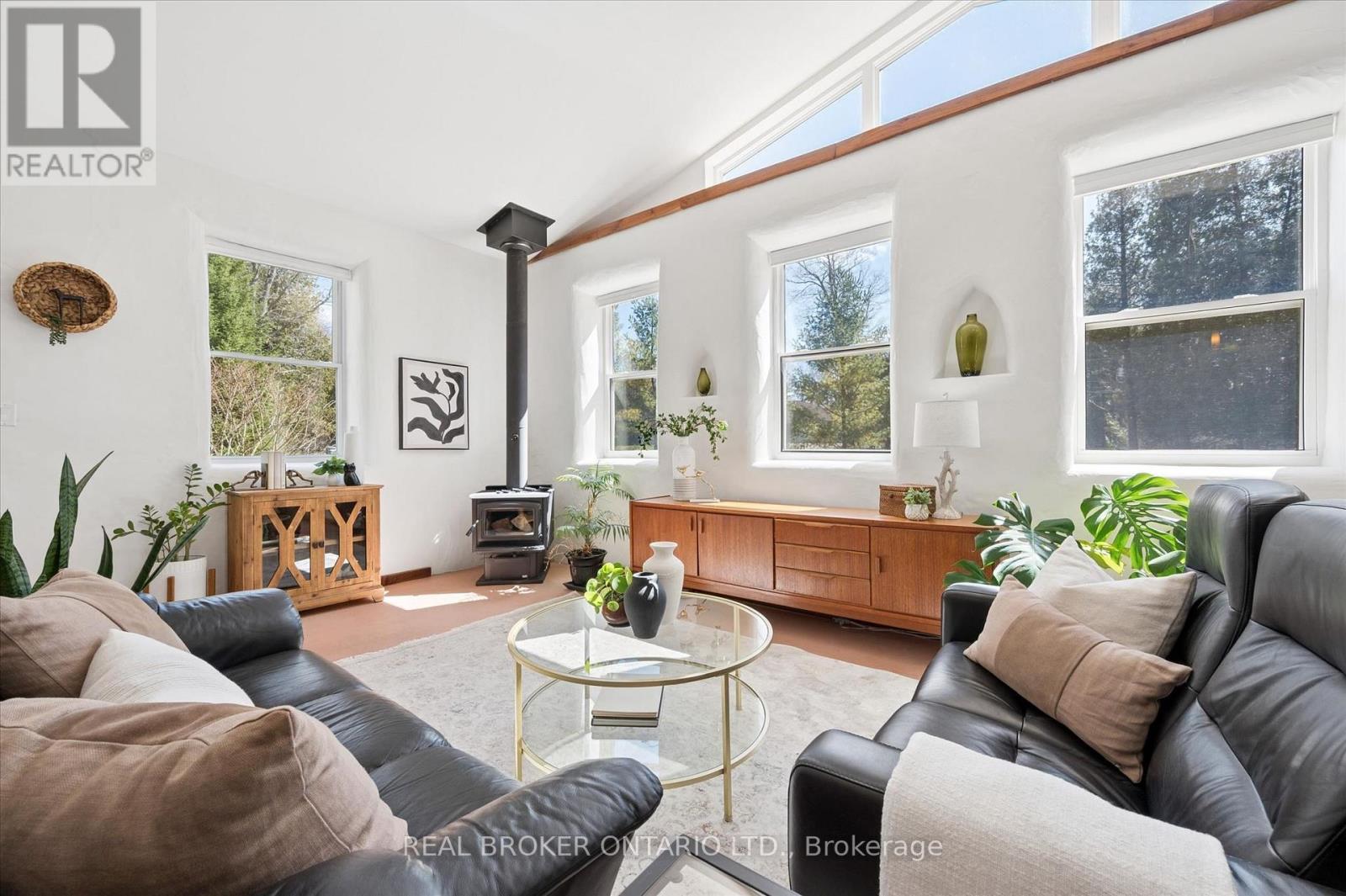 5578 11th Line Property Photo 4
