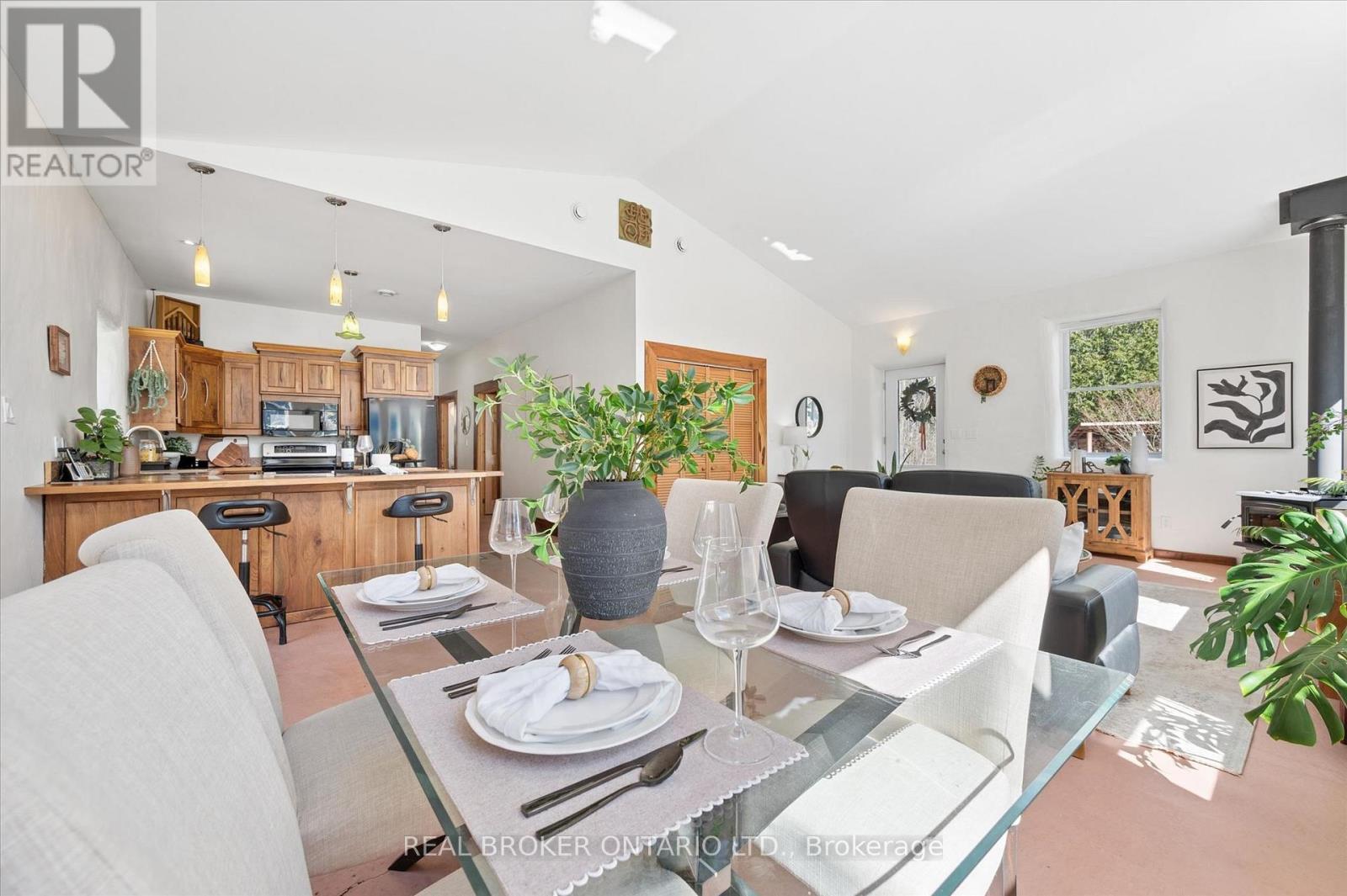 5578 11th Line Property Photo 7