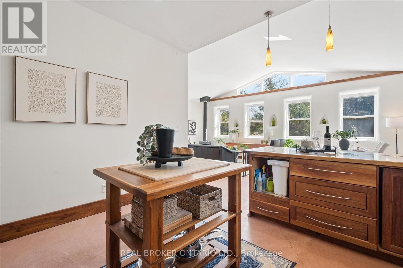 5578 11th Line Property Photo 10