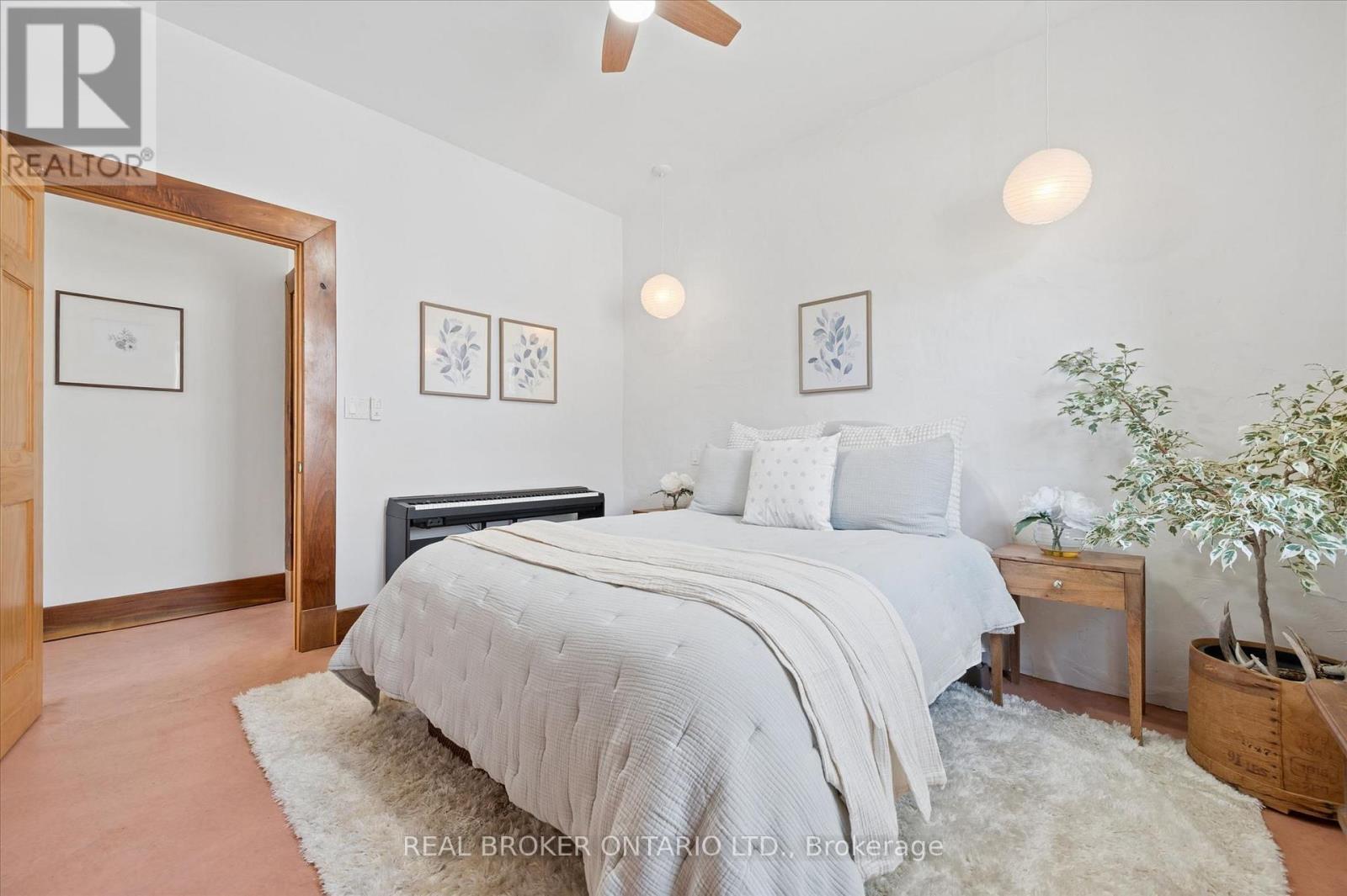 5578 11th Line Property Photo 15