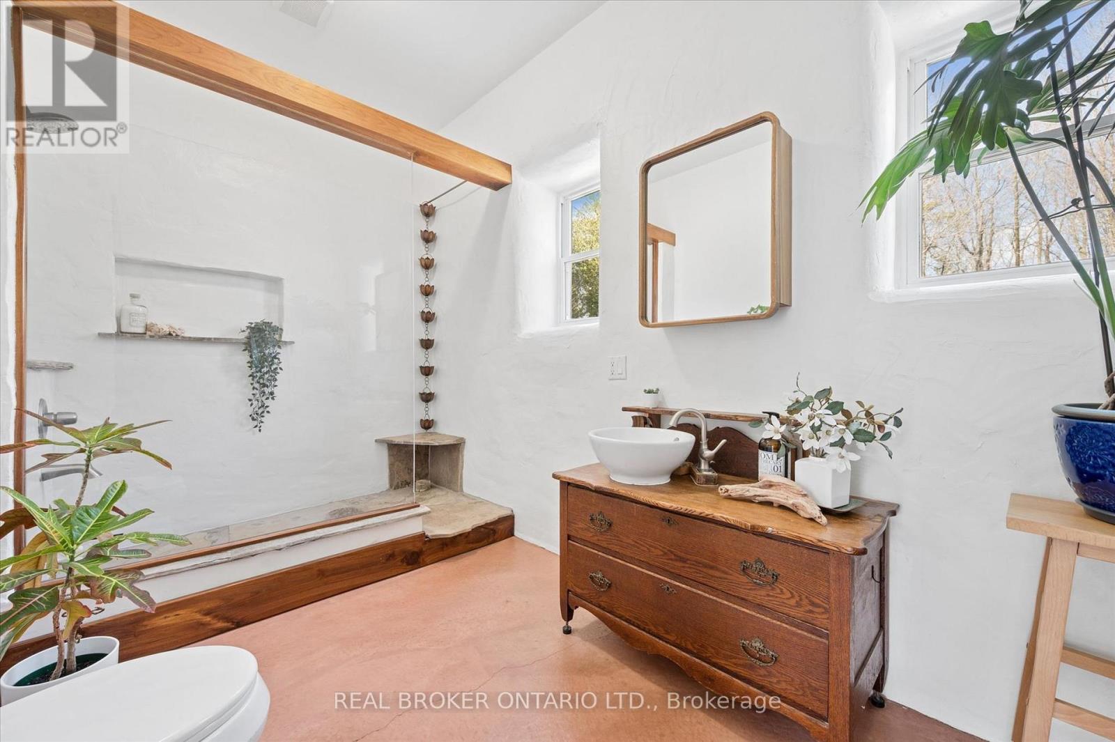 5578 11th Line Property Photo 16
