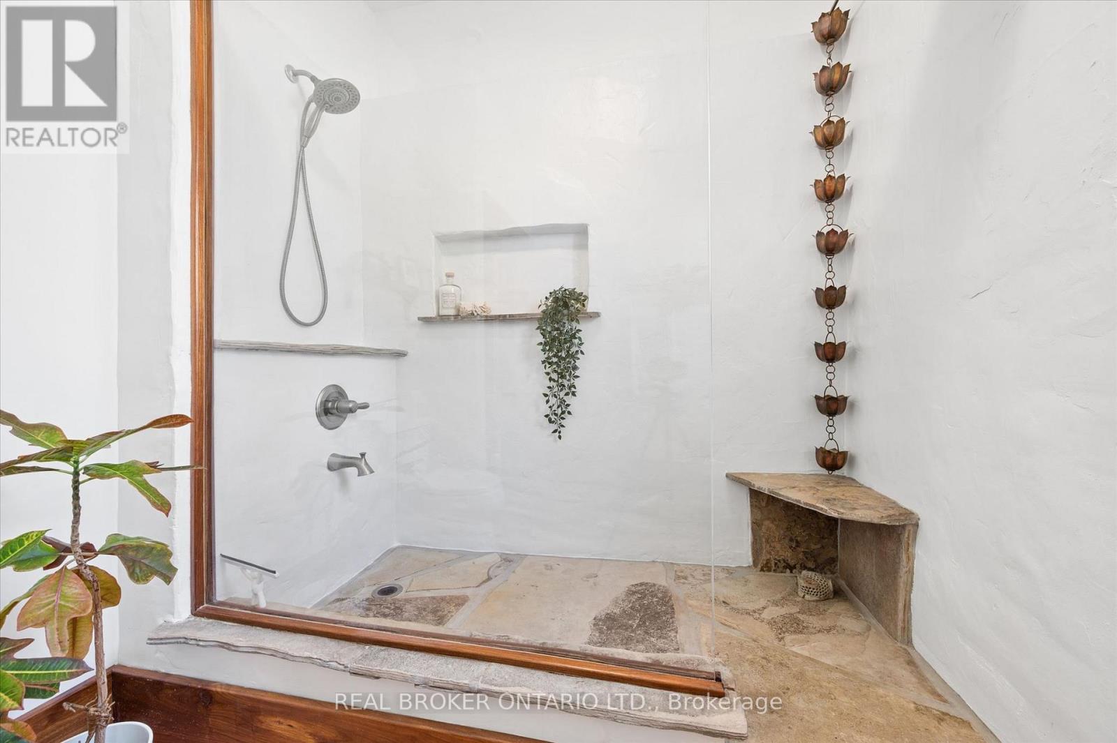 5578 11th Line Property Photo 17