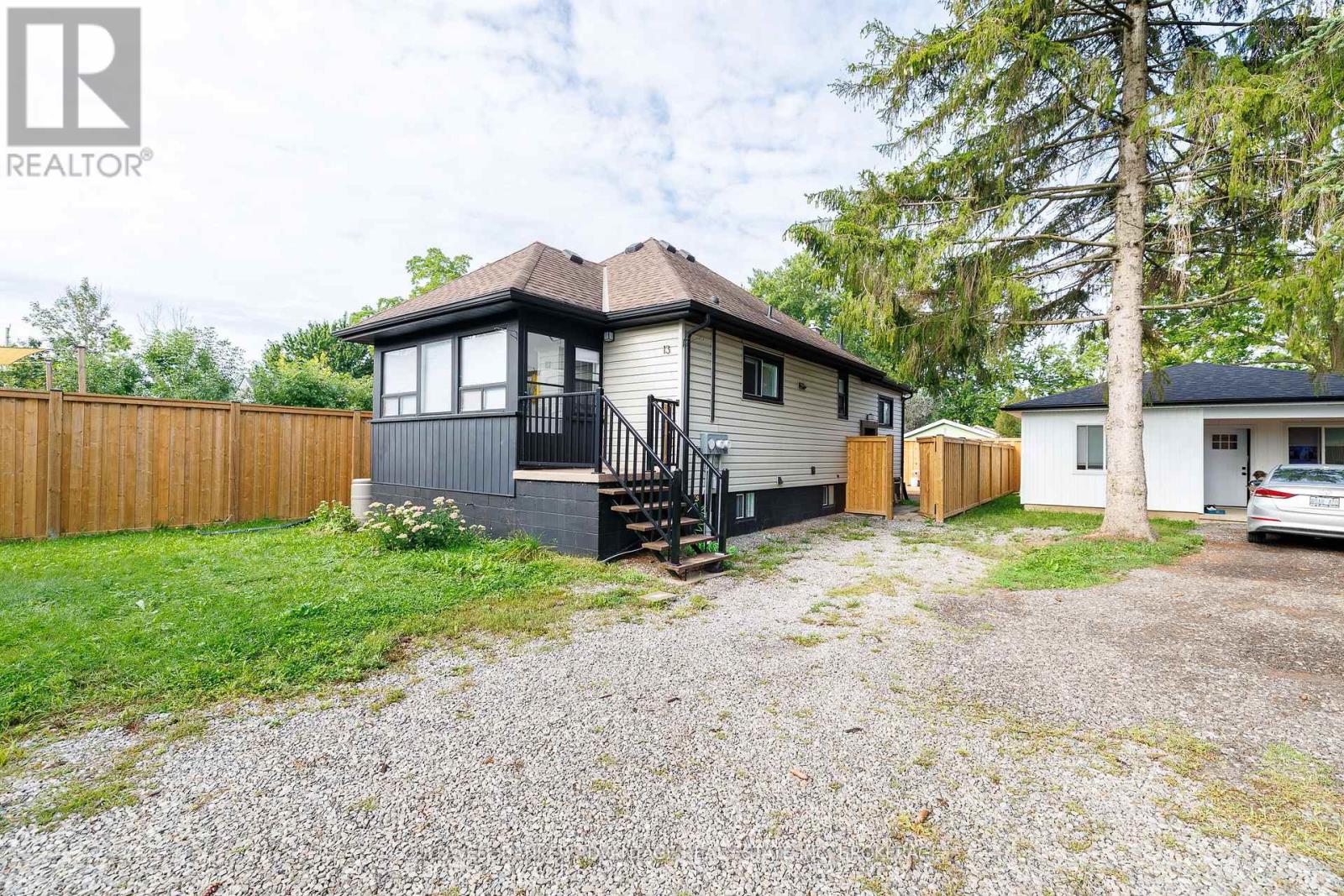 13 DUNCAN STREET W