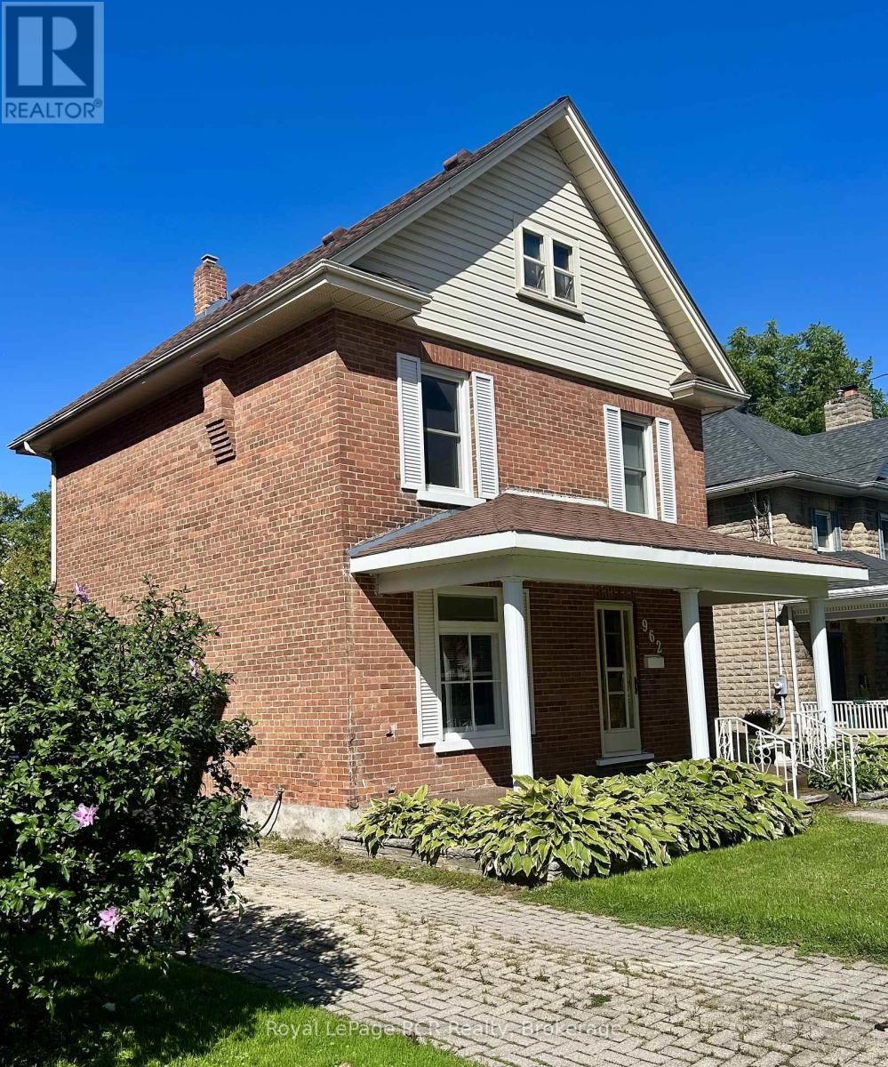 962 7th Avenue E Property Photo 1