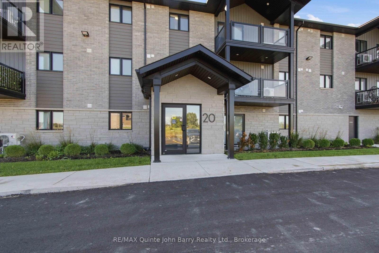302-20 HILLSIDE MEADOW DRIVE Property Photo 1
