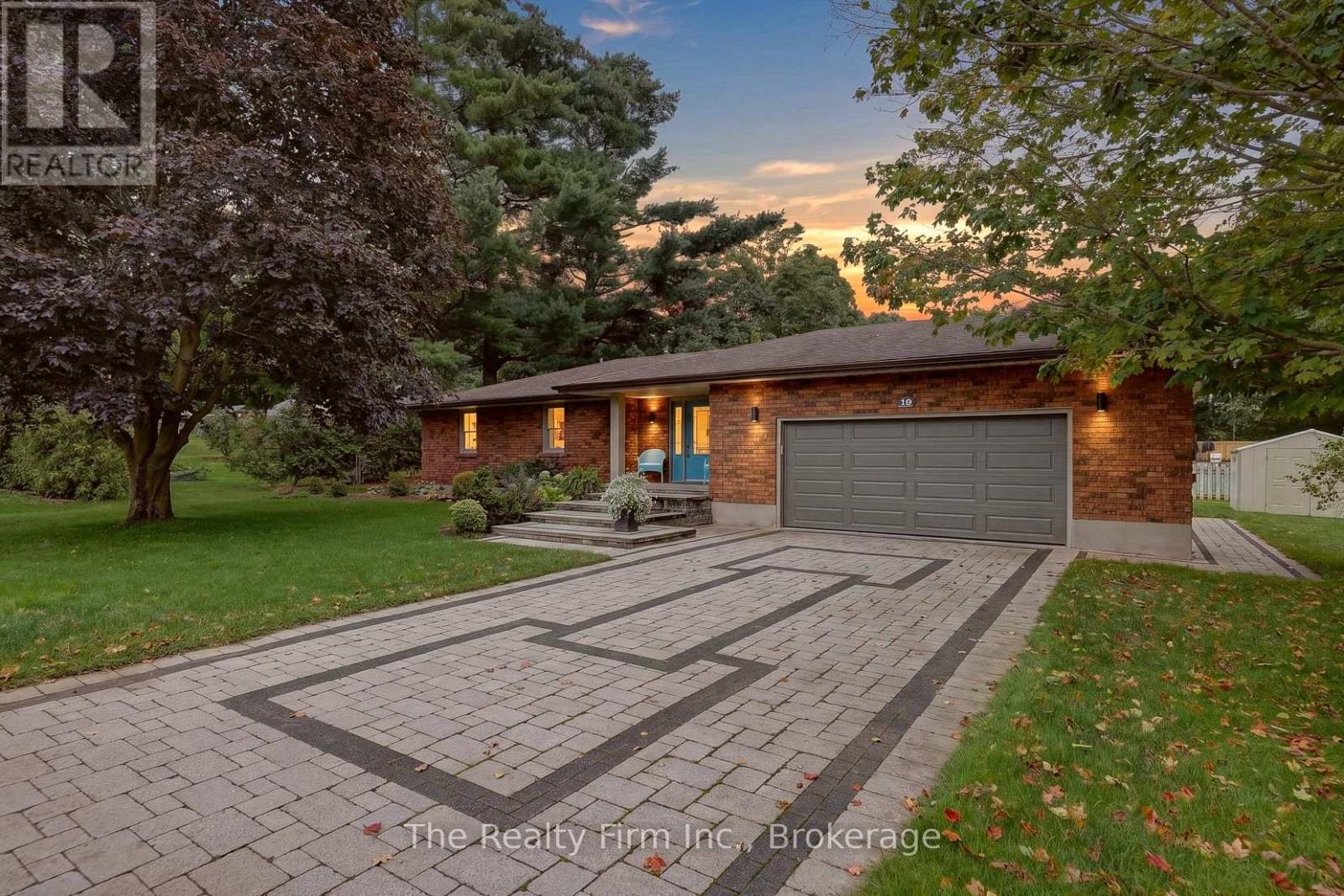19 Wellington Street W Property Photo 1