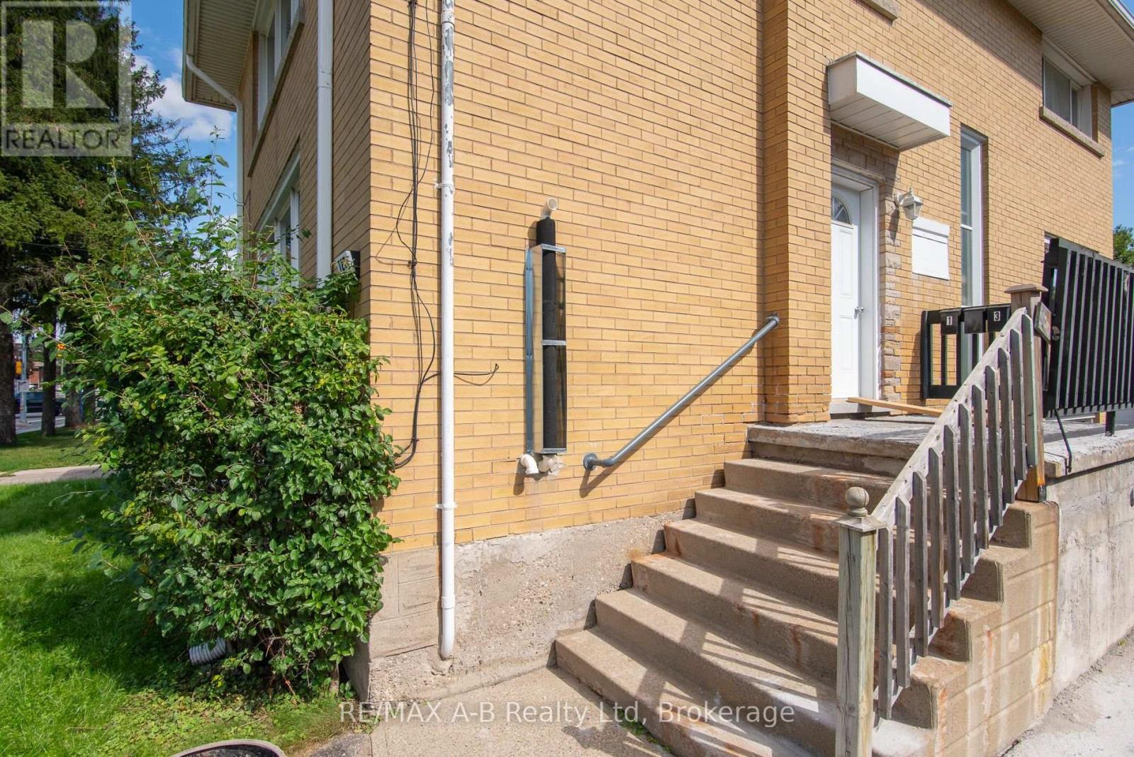 727 Frederick Street Property Photo 3