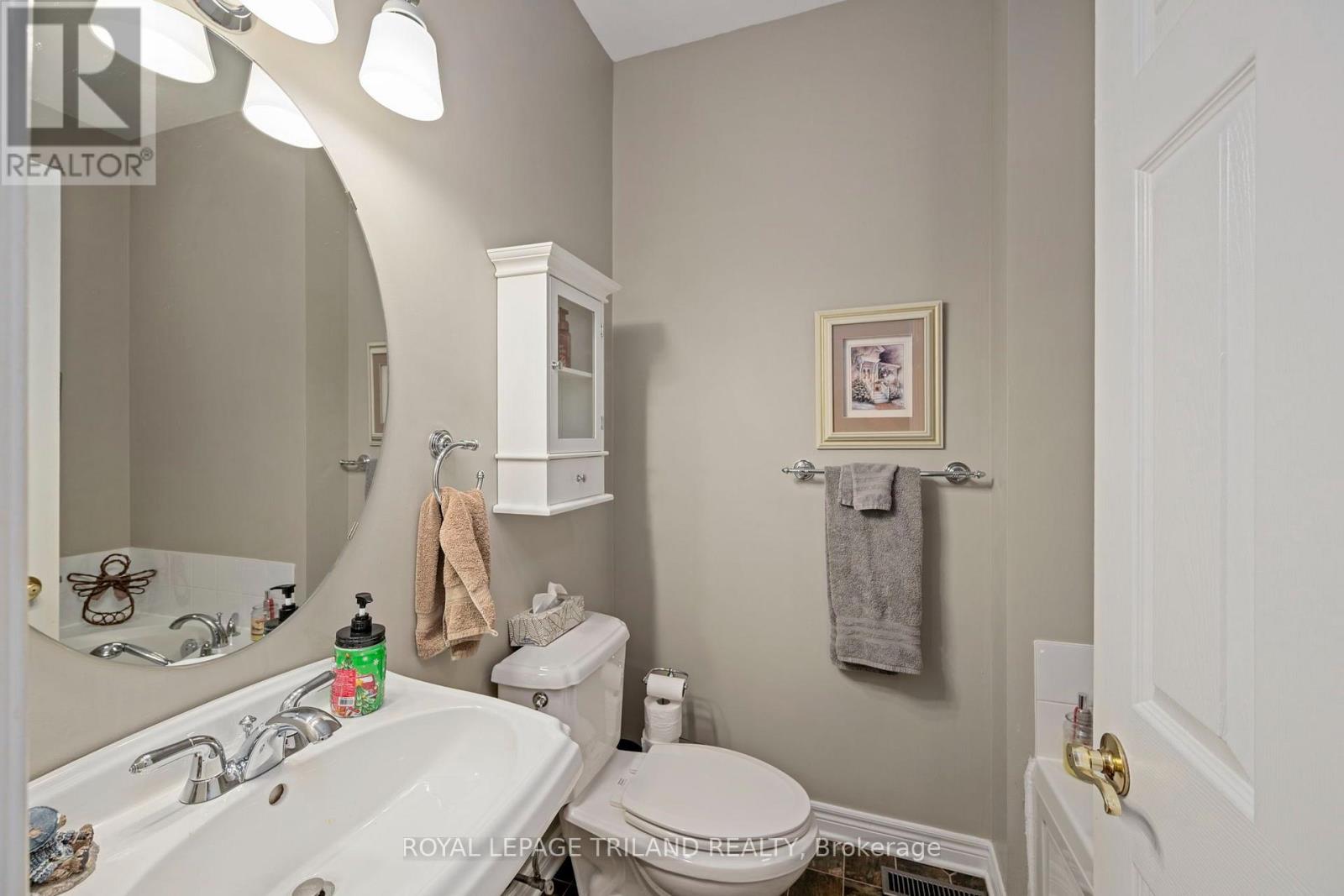 252 - 2025 Meadowgate Boulevard Property Photo 16