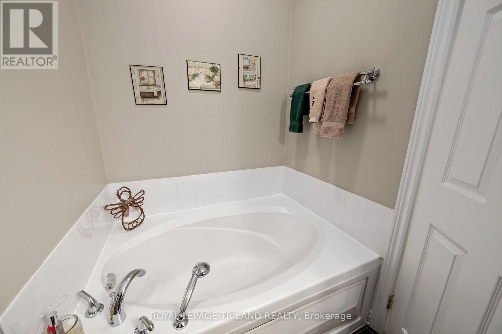 252 - 2025 Meadowgate Boulevard Property Photo 17