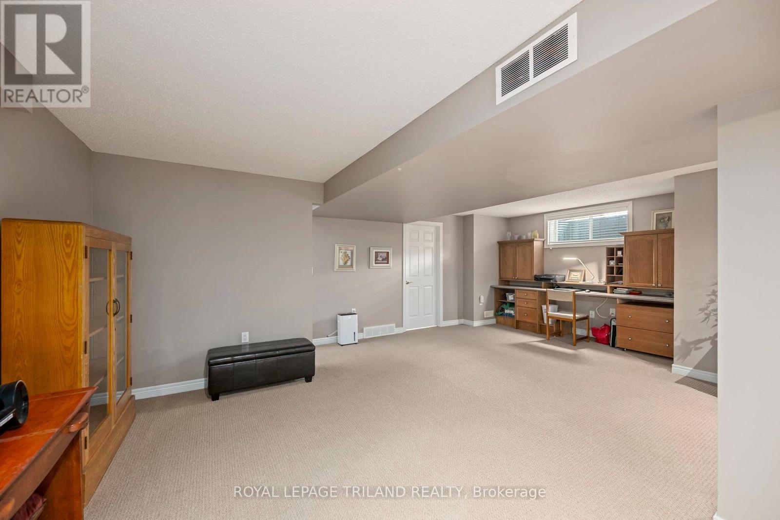 252 - 2025 Meadowgate Boulevard Property Photo 27