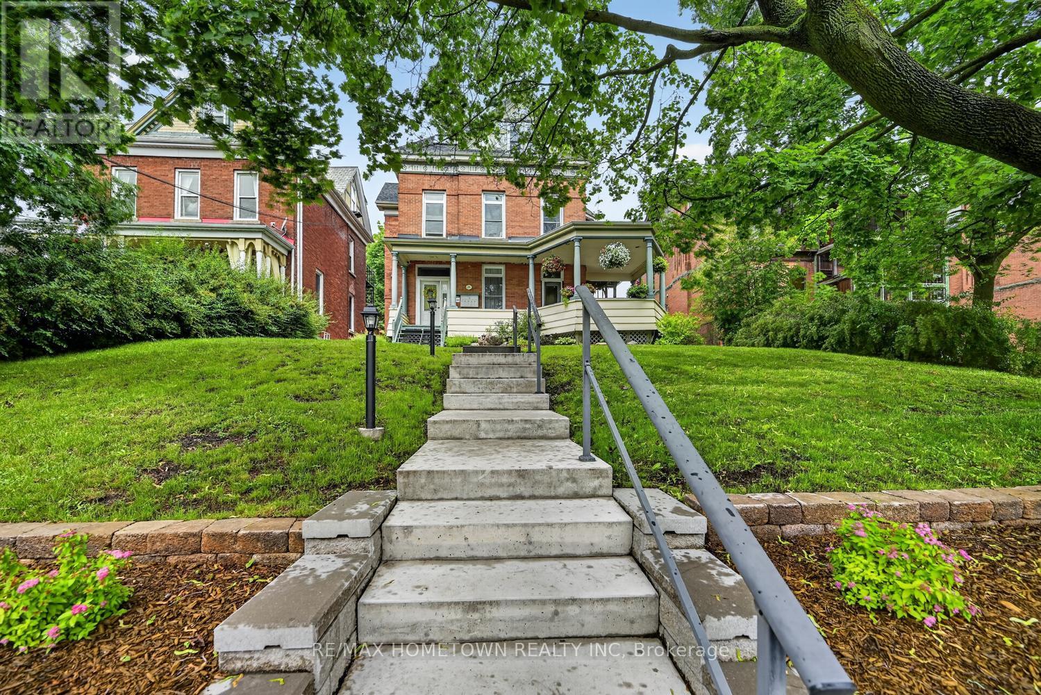 98 Pine Street Property Photo 2