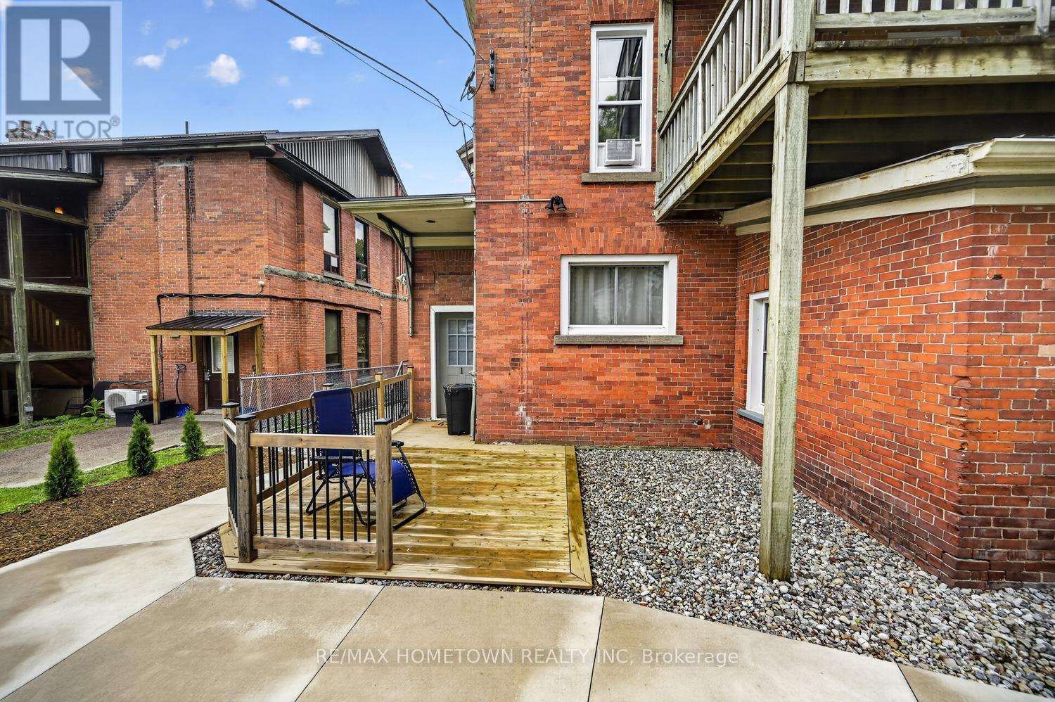 98 Pine Street Property Photo 17