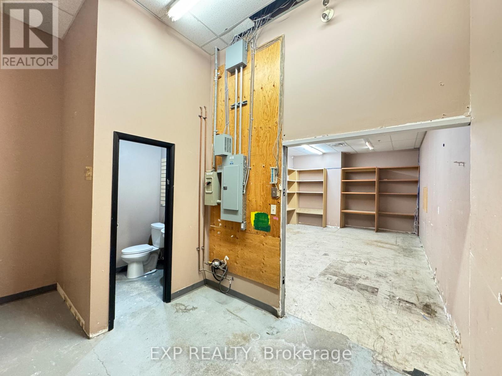 2 - 301 Oxford Street W Property Photo 11
