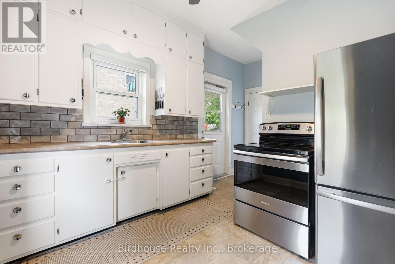 60 Wellington Street Property Photo 11