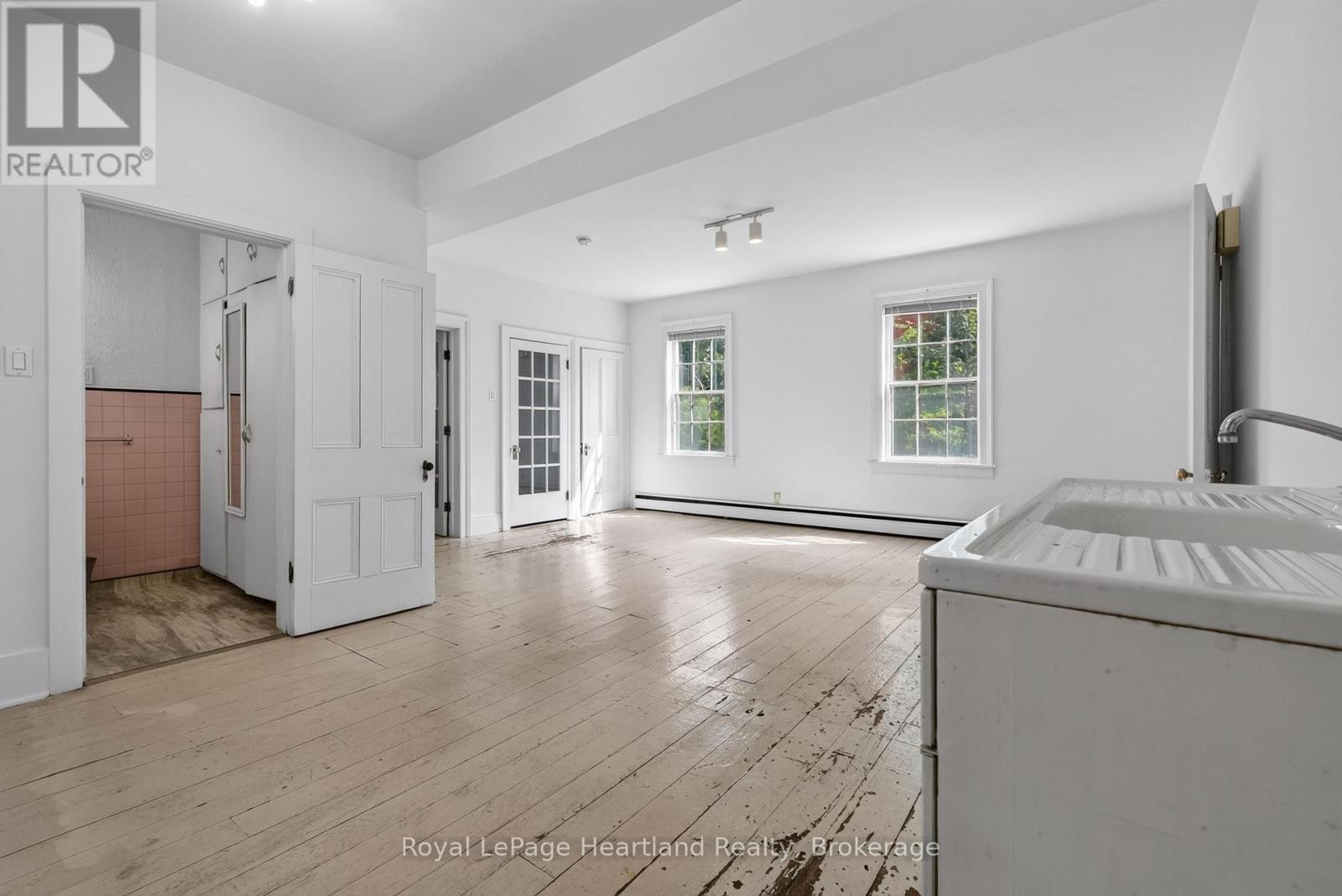 18 Nelson Street E Property Photo 4