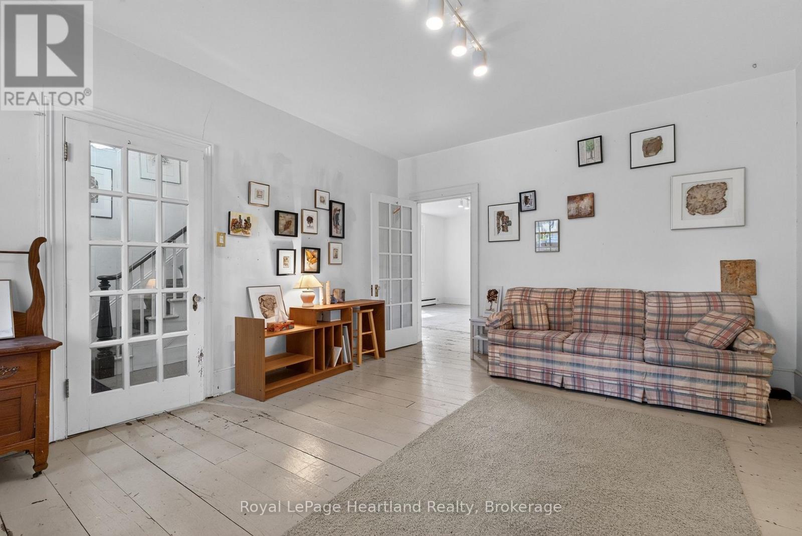 18 Nelson Street E Property Photo 7