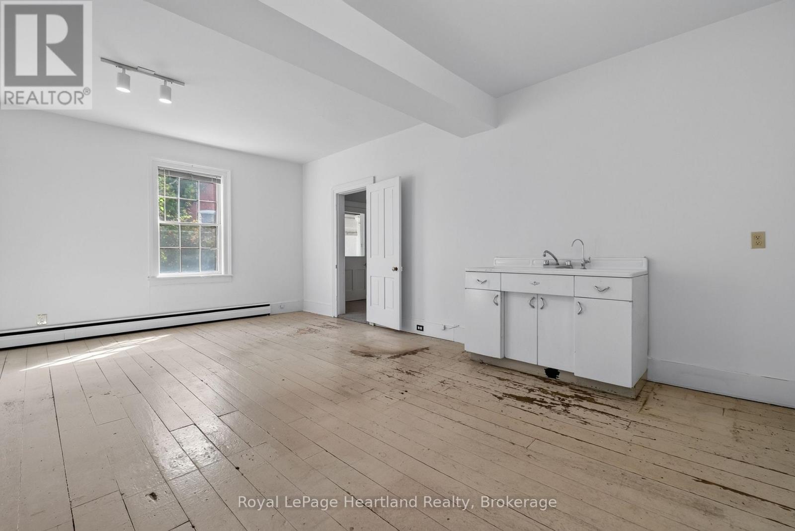 18 Nelson Street E Property Photo 10
